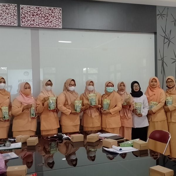 Pori Klin Sabun Cuci Piring bersama Ibu-Ibu Dharma Wanita (2)