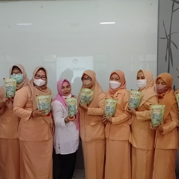 Pori Klin Sabun Cuci Piring bersama Ibu-Ibu Dharma Wanita